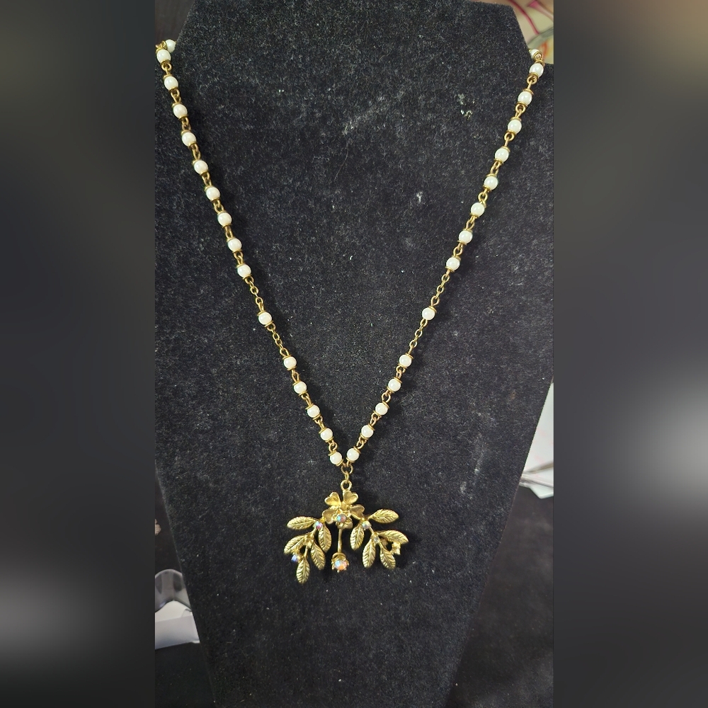 A Beautiful Gold Tone Flower Necklace